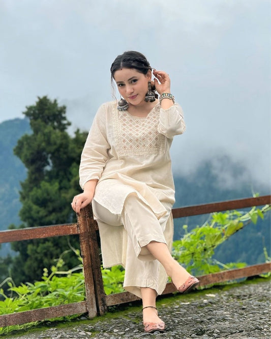 Off White Embroidered Cotton Kurta And Pant Setaã 