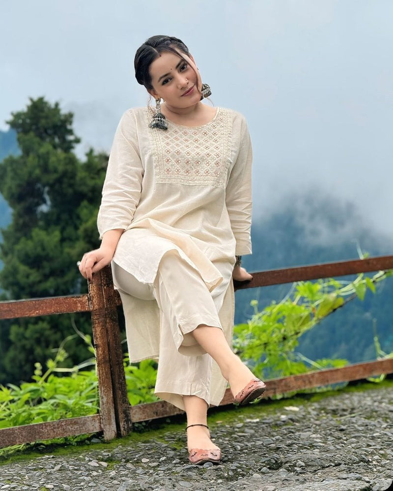Off White Embroidered Cotton Kurta And Pant Setaã 