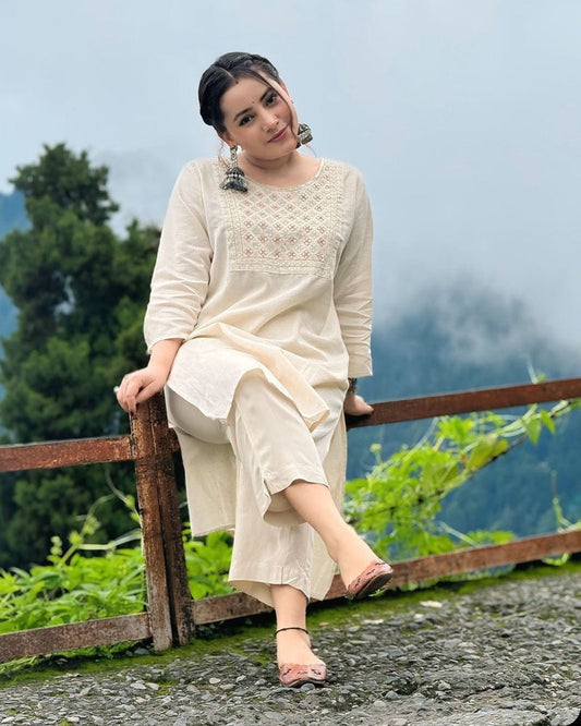 Off White Embroidered Cotton Kurta And Pant Setaã 