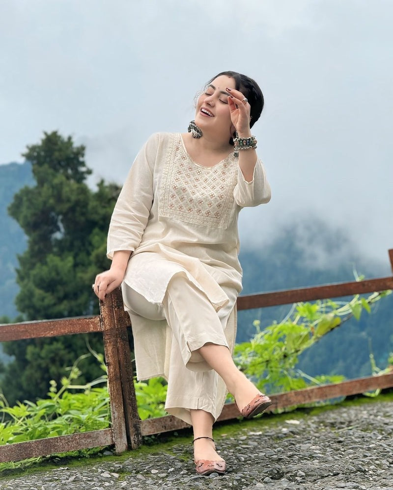 Off White Embroidered Cotton Kurta And Pant Setaã 