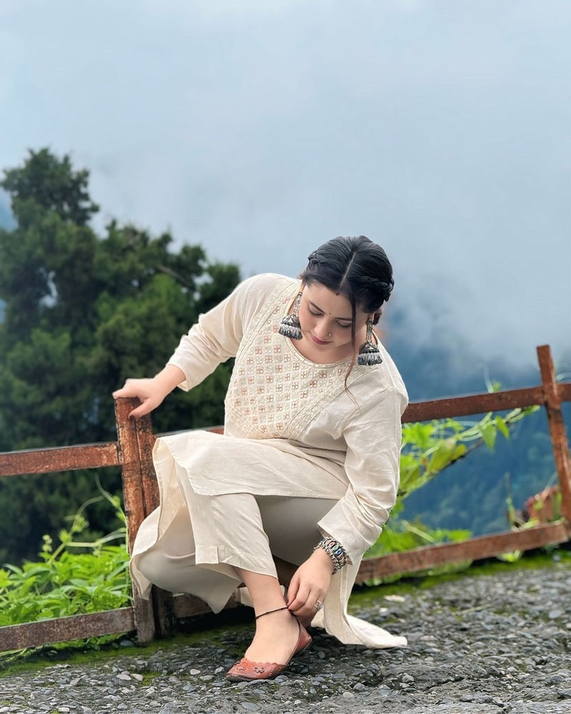 Off White Embroidered Cotton Kurta And Pant Setaã 