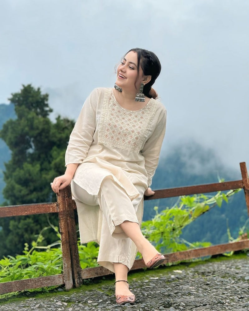 Off White Embroidered Cotton Kurta And Pant Setaã 